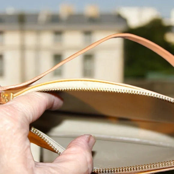 LOUIS VUITTON
Noisette Monogram Vernis Lexington Pochette Bag - Picture 3 of 10